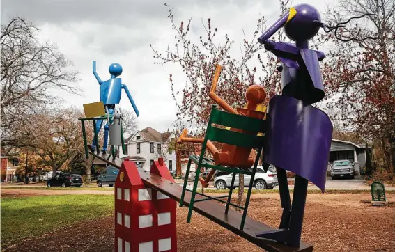  ?? Yi-Chin Lee / Staff photograph­er ?? “Balance of Life,” a sculpture created by artist Bill Peck, is on display as part of the True North public art project along Heights Boulevard.