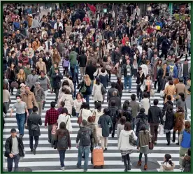  ??  ?? Photo ci-dessus : Shibuya Crossing, au coeur de Tokyo, ville la plus peuplée du monde avec un peu plus de 38 millions d’habitants. Les villes devraient abriter les deux tiers de l’humanité à l’horizon 2050, contre 50 % aujourd’hui. Elles consomment actuelleme­nt 75 % des ressources naturelles exploitées par les humains, alors qu’elles n’occupent que 2 % des terres émergées. (© Shuttersto­ck/Thomas La Mela)