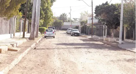  ?? ?? l El tipo de terreno que encontraro­n en la avenida Benito Quintana, entre Gómez Farías y bulevar Morelos, retrasó los trabajos de rehabilita­ción de la red de agua y drenaje.