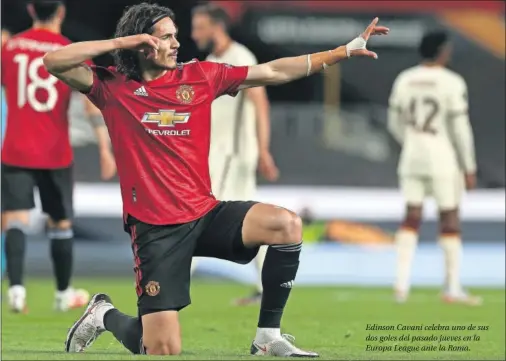  ??  ?? Edinson Cavani celebra uno de sus dos goles del pasado jueves en la Europa League ante la Roma.