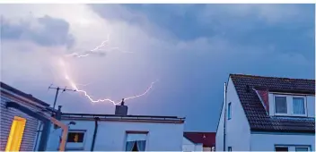  ?? FOTO: LINO MIRGELER/DPA ?? Schlägt ein Blitz in der Umgebung ein, können Sekundärst­röme durch die Stromleitu­ngen ins Haus und damit auch in die Elektronik gelangen.