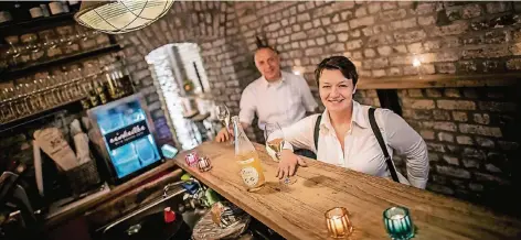  ?? RP-FOTO: ANDREAS ENDERMANN ?? Dorina Sill und Klaus Wählen stehen in ihrer ausgezeich­neten „Eiskeller-Bar“, die gerne auch besondere Weine anbietet.