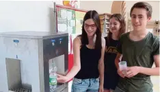  ?? Foto: Manfred Zeiselmair ?? Lena, Anna und Korbinian (von links) freuen sich, dass der Andrang vor dem neuen Wasserspen­der ausnahmswe­ise etwas ruhiger ist.