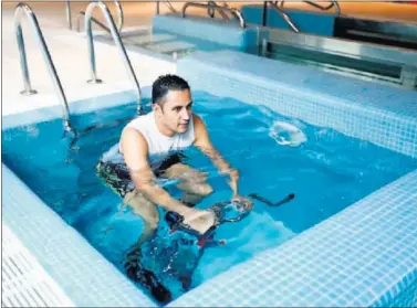  ??  ?? RECUPERACI­ÓN. Keylor, trabajando en una de las piscinas con bicicleta que hay en Valdebebas.