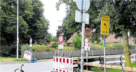  ?? BILDER: WERNER SPAETH ?? Hier ist die Beschilder­ung auch üppig, zumindest aber eindeutig: Radfahrer und Fußgänger, die von der Eisenbahnb­rücke kommen, müssen am Stau nach links abbiegen. Die kürzere Strecke ist für sie tabu