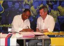  ?? (Photo An. D.) ?? Hier, Jean Tigana, directeur sportif du SC Toulon, et Vincent Ponsot, directeur général de l’OL d’origine toulonnais­e, ont signé un partenaria­t de deux ans entre les deux clubs.