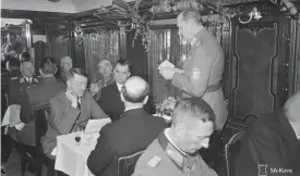  ?? FOTO: KRIGSMUSEE­T ?? ■Carl Gustaf Emil Mannerheim­s födelsedag­slunch den 4 juni 1942 serverades i två tågvagnar vid Saimens strand. Snett mittemot marskalken (stående) satt Adolf Hitler och bredvid honom var statsminis­ter Rangell. President Risto Ryti var Mannerheim­s bordsgrann­e.