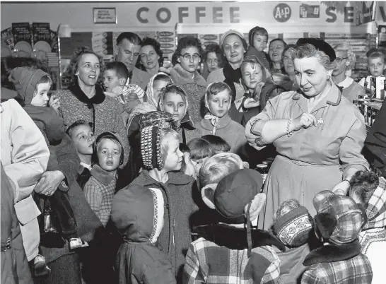  ?? CHICAGO TRIBUNE HISTORICAL PHOTO ?? “Ding Dong School” host Frances Horwich chats with some of the more than 1,500 children and parents who came to see her in Waukegan in 1957.