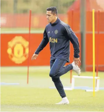  ??  ?? ► Alexis durante el entrenamie­nto del pasado lunes del Manchester United.