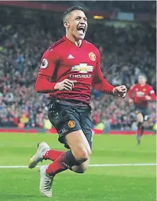  ??  ?? FIGURA. El chileno Alexis Sánchez celebra el gol que le dio el triunfo al Manchester United sobre el Newcastle.