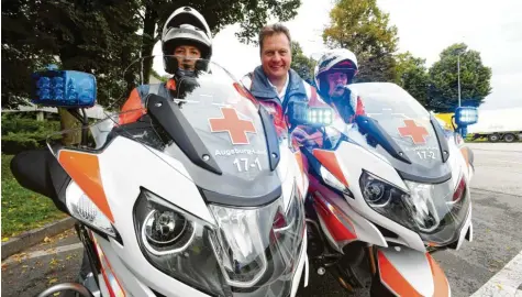  ?? Foto: Marcus Merk ?? Sonja Langlois, Stephan Deibler und Jens Strauß (von links) sind in ihrer Freizeit als ehrenamtli­che Retter auf dem Motorrad unterwegs. Allein im vergangene­n Jahr hatten die Helfer vom BRK 1673 Einsätze.