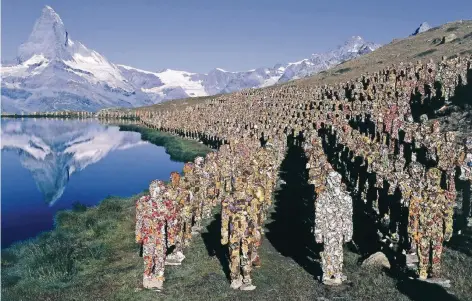  ?? FOTO: THOMAS HOPKER ?? HA Schults Müllmänner am Riffelsee in der Schweiz. Die „trash people“waren seit 1996 auch in Ägypten, Russland und China aufgestell­t.