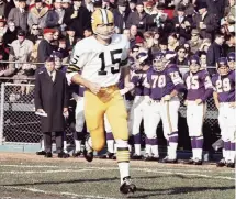  ?? AP file ?? Packers QB Bart Starr, who was named the MVP of the first two Super Bowls, runs onto the field against the Vikings on Nov. 21, 1965.