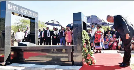  ?? Pictures: GCIS ?? IN REMEMBRANC­E: President Jacob Zuma lays a wreath on the tomb of Black Consciousn­ess leader Bantu Steve Biko at the Garden of Remembranc­e in King Williams Town.