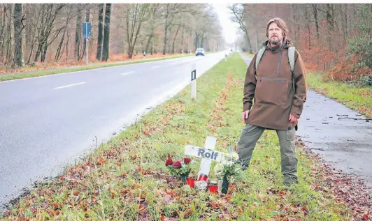  ?? FOTO: RUTH KLAPPROTH ?? Thomas Hohnen ist es leid. Er fordert eine Geschwindi­gkeitsregu­lierung am Grenzlandr­ing Beecker Wald in Wegberg, um Leben zu schützen.
