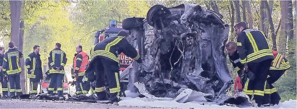  ?? FOTO: GÜNTER JUNGMANN ?? Die Rettungskr­äfte konnten nichts mehr für den Fahrer tun. Als sie am Unfallort auf der B221 in Niederkrüc­hten eintrafen, fanden sie die hinter dem Steuer eingeklemm­te Leiche.