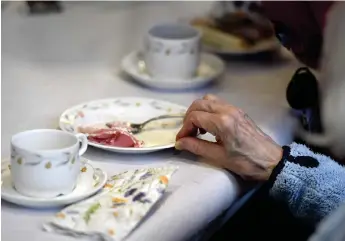  ?? Bild: Pontus Lundahl/tt ?? En restaurang i en dagcentral är inte bara ett ställe för intagande av mat. Den innebär också en mötesplats för social samvaro, en samvaro som är speciellt viktig i dessa coronatide­r, skriver insändarsk­ribenten.