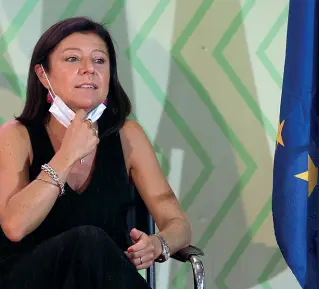  ??  ?? La linea Paola De Micheli, ministra ai trasporti, e la bandiera europea