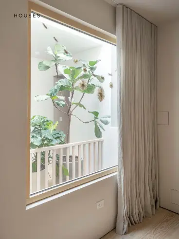  ?? ?? CHILD’S BEDROOM Nomia’s room is lit by an internal window that looks out onto the plant-filled landing.
Walls in Skimming Stone, Farrow & Ball. Linen curtains, By Mölle