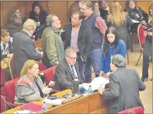  ??  ?? Senadores de diferentes bancadas conversan durante la sesión ordinaria realizada ayer.