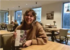  ?? Foto: JesPer von Hertzen ?? Tara Junker med sin nya bok Syö Hyvä Olo i Café Blankas restaurang­sal.