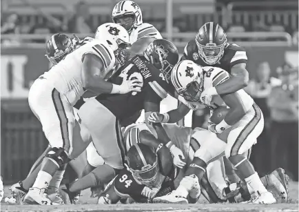  ?? KEITH WARREN, ASSOCIATED PRESS ?? Mississipp­i State's Montez Sweat, Erroll Thompson (40) and Jeffery Simmons (94) plug the middle of the defensive line to stop Auburn’s JaTarvious Whitlow.