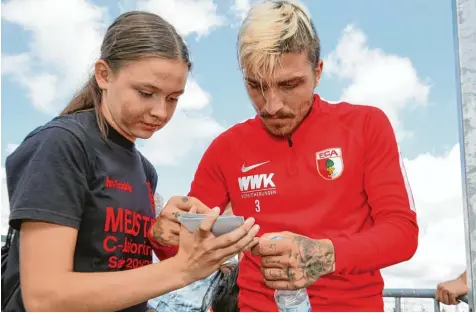  ?? Foto: Klaus Rainer Krieger ?? Konstantin­os Stafylidis schrieb gestern fleißig Autogramme. Vielleicht haben sie in Augsburg bald großen Sammlerwer­t. Der Grieche scheint vor einem Wechsel zum HSV zu stehen.