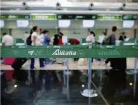 ?? LaPresse ?? Tra le nuvole Alitalia è in vendita, ma da cedere c’è rimasto ben poco: solo 15 aerei e la quota mercato