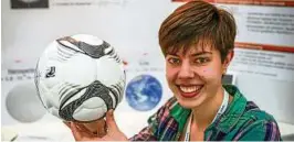  ??  ?? Julia Graupner forschte zu Nanoteilch­en: Ein Fußball ist im Vergleich zu einem Nanoteilch­en so groß wie die Erde zu einem Fußball. Foto: Tino Zippel