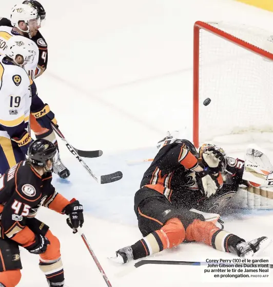  ?? PHOTO AFP ?? Corey Perry (10) et le gardien John Gibson des Ducks n’ont pu arrêter le tir de James Neal en prolongati­on.