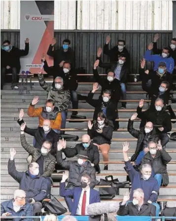  ??  ?? Delegados de la CDU votan a uno de los candidatos al Bundestag en un estadio