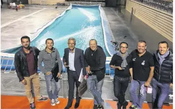  ??  ?? Les organisate­urs du Vendée triathlon show ont gagné leur pari : faire entrer une piscine au Vendéspace.