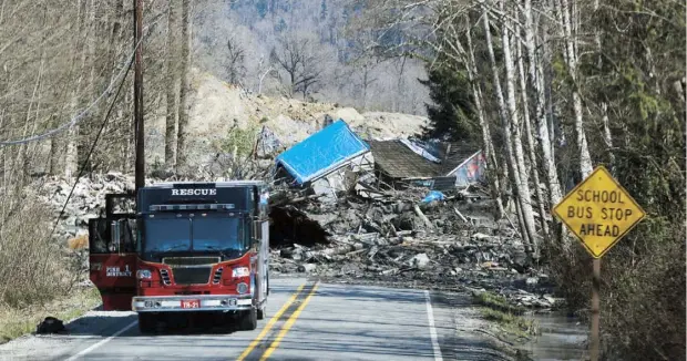  ??  ?? Las autoridade­s pedían a los vecinos que viven cerca de la zona de desastre que se prepararan para abandonar sus viviendas de inmediato, porque se esperaban inundacion­es en la zona. En la foto, una de las múltiples residencia­s destruidas por el alud.