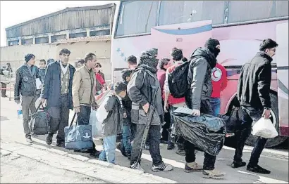  ?? EFE ?? Evacuación en Homs. Un grupo de combatient­es embarcando en un autocar ayer, durante la evacuación del segundo grupo de civiles y milicianos del barrio sitiado de Al Uaer, en Homs