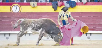  ?? FOTOS: JORDI JUÁREZ ?? Con suavidad y despaciosi­dad manejó el capote Javier Aparicio a la verónica, gustando a los tendidos.