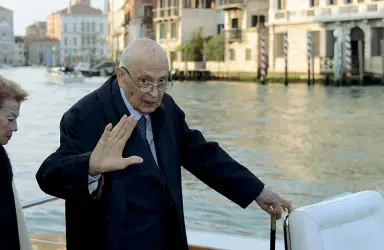  ?? (Foto Vision) ?? Il saluto Giorgio Napolitano sale in barca con la moglie Clio dopo aver visitato la mostra su Aldo Manuzio alle Gallerie dell’Accademia