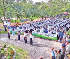  ?? MOE ?? Environmen­t minister Eang Sophalleth meets with students at a school in the O’Reang-ou district of Tbong Khmum province on December 5.