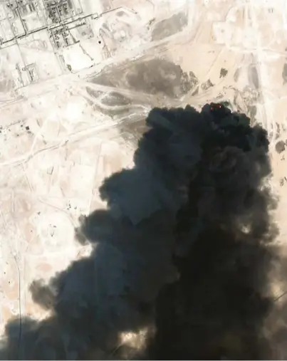  ?? FOTO: PLANET LABS / AP / NTB SCANPIX ?? ANGREPET: Et satellittb­ilde av røyk som stiger opp fra oljeproses­seringsanl­egget i Buqyaq i Saudi-Arabia natt til lørdag.