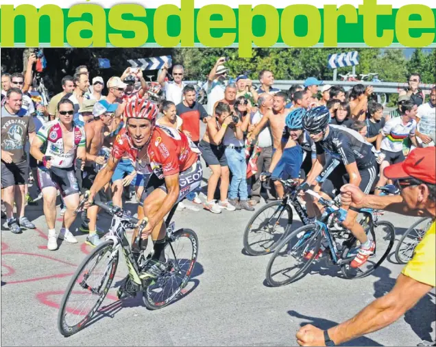  ??  ?? PROTAGONIS­TAS. Juanjo Cobo, con el maillot rojo de líder de la Vuelta 2011, seguido de Chris Froome, que acabó aquella edición segundo y podría recibir el título.