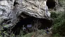  ?? (Photo AFP) ?? Quatre tonnes de matériel ont été acheminées pour que les quinze volontaire­s puissent vivre en toute autonomie dans la grotte de Lombrives, l’une des plus vastes d’Europe.