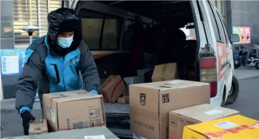  ?? ?? A courier delivers goods to a Beijing community under closed-off management following a confirmed COVID-19 case in the city, on January 16