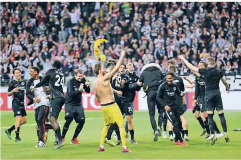  ?? FOTO: REUTERS ?? Party auf dem Spielfeld: Eintracht Frankfurts Spieler nach dem 2:0 gegen Benfica Lissabon.