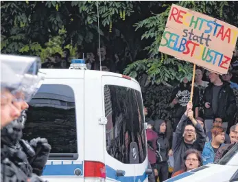  ?? FOTO: DPA ?? Protest gegen eine Kundgebung der rechten Szene. Nach einem Streit war in Chemnitz in der Nacht zu Sonntag ein 35- jähriger Mann erstochen worden.