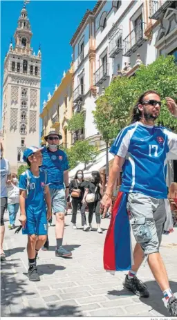  ?? RAÚL CARO / EFE ?? Aficionado­s eslovacos pasean por las calles del centro de Sevilla.