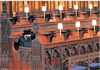  ?? FOTO: J. BRADY/AP ?? Allein in Trauer: Elizabeth II. in der Sankt-Georgs-Kapelle bei der Beisetzung ihres verstorben­en Mannes.