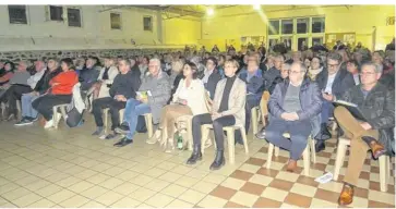  ?? ?? La salle Michel Fraboulet de Saint-pair-sur-mer était comble. Plusieurs riverains ont pu faire part de leur mécontente­ment après l’abandon du projet de 2x2 voies Avranches-granville, par le Départemen­t.de la Manche.