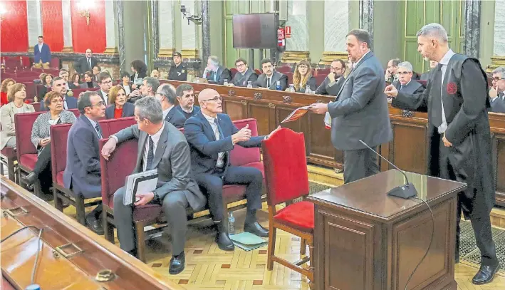  ?? EFE ?? En la sala. De pie y en el centro, el ex presidente de Cataluña en 2017, Oriol Junqueras, junto al resto de los 11 acusados en el juicio que se sigue en Madrid a los independen­tistas.