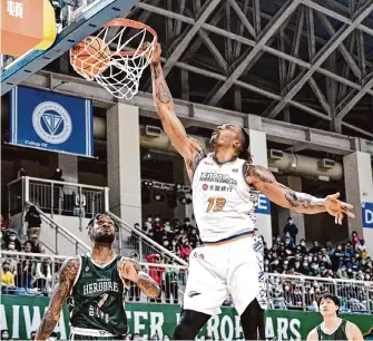  ?? Gene Wang/Getty Images ?? The Warriors are expected to meet with eight-time All-Star Dwight Howard (12) next week as the search for frontcourt help continues. Howard last played in the NBA for the Lakers in 2021-22.