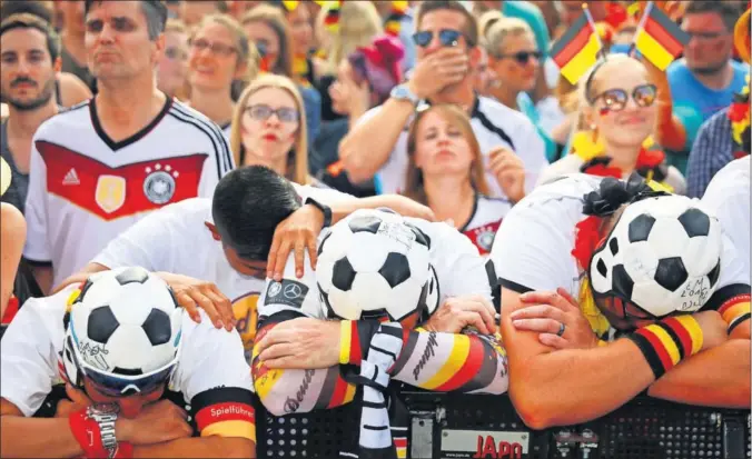  ??  ?? DESOLADOS. La afición de Alemania se mostró desolada tras la eliminació­n de su selección en la fase de grupos al perder contra Corea del Sur en Kazán.