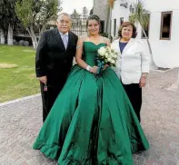  ??  ?? ACOMPAÑARO­N en su festejo a Dulce María, el Lic. Juan Héctor Muñoz y Lupita Rodríguez.